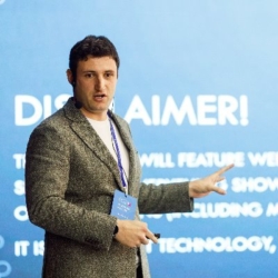 Matteo Emili presenting at an event