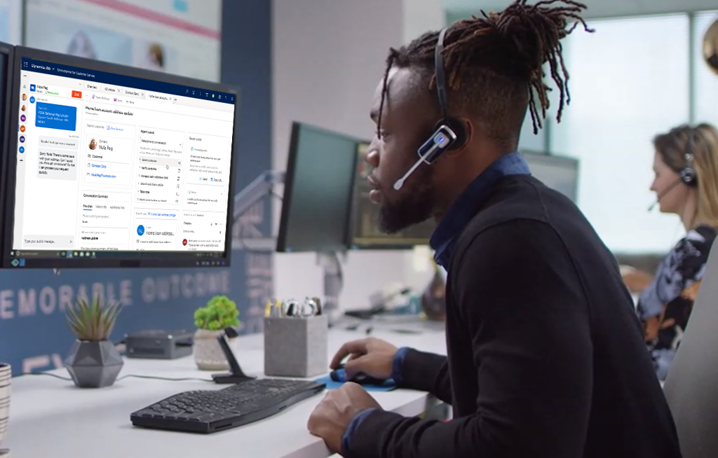 Customer service representative using Dynamics 365 Customer Service.