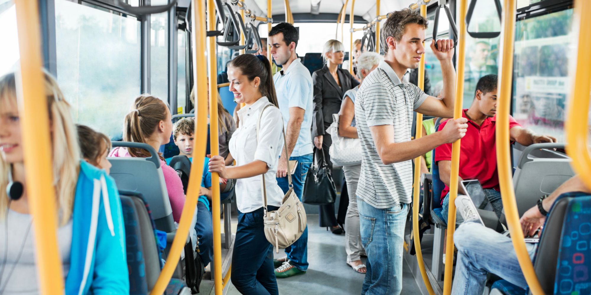 Время длительной поездки. Люди в автобусе. Пассажиры в автобусе. Автобус. Пассажиры общественного транспорта.