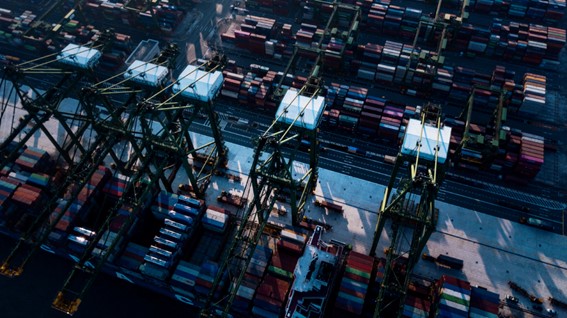 港で貨物コンテナを積み込むクレーンを上空から写した写真