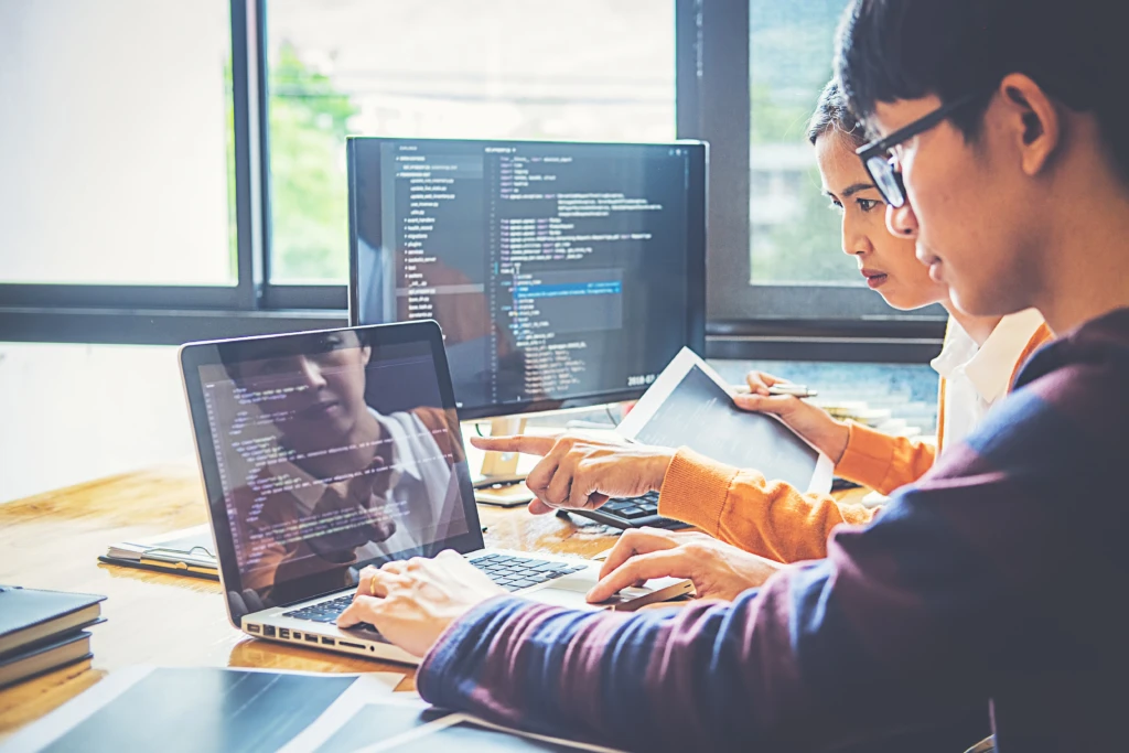 ソフトウェア開発を行うプログラマー チーム