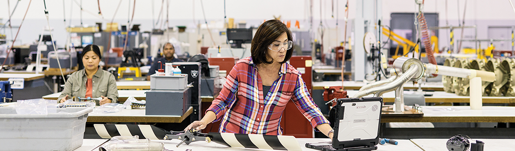 Mujer trabajando en la industria de manufactura