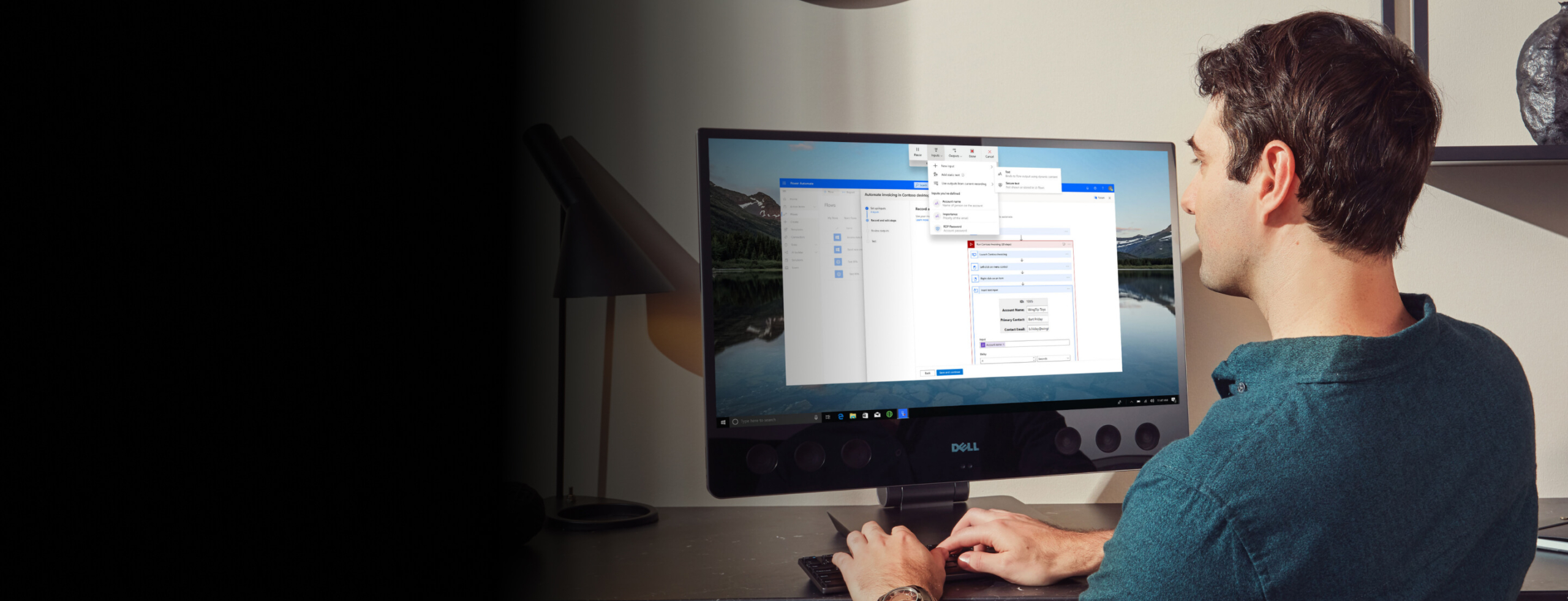 Ein Mann arbeitet an einem Bildschirm mit Power Automate.