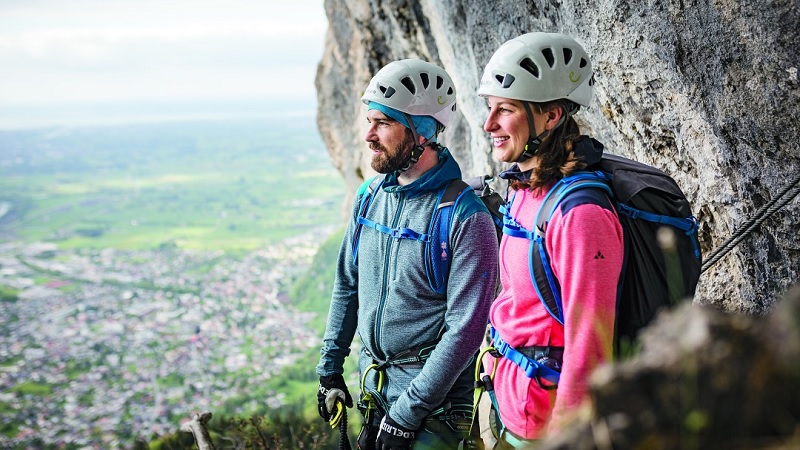 Ein Mann und eine Frau genießen die Aussicht beim Bergsteigen