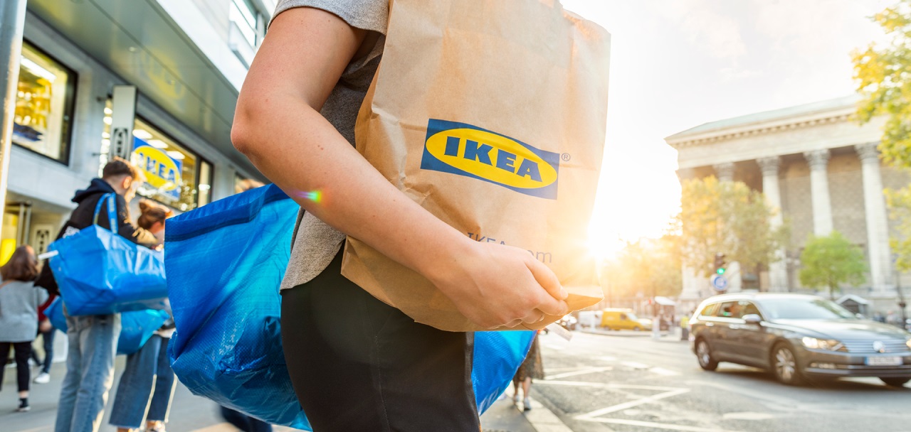 Ein Kunde von Ikea verlässt die Filiale mit seinen Einkäufen