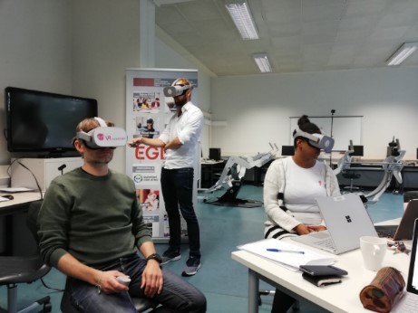 Leute mit VR-Brillen 