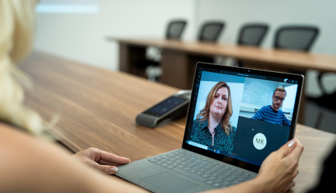 Ein Laptop mit einem virtuellen Meeting in Microsoft Teams steht auf einem Tisch,