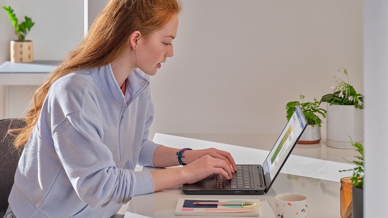 Eine junge Lehrerin nutzt Microsoft Learn an einem HP Stream Pro G5. Eine junge Lehrerin nutzt Microsoft Learn an einem HP Stream Pro G5.