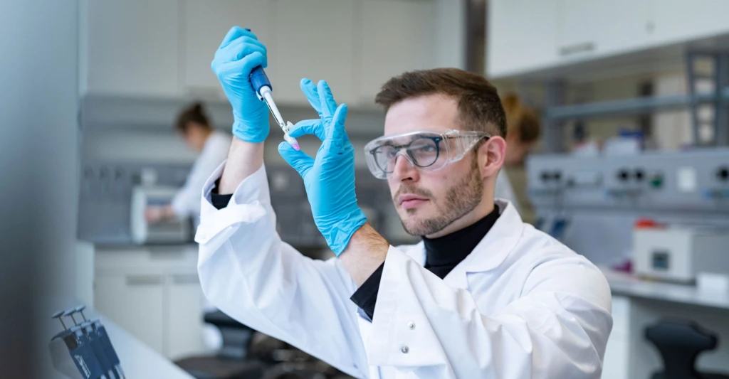 Das Bild zeigt einen Labormitarbeiter bei seiner Arbeit.