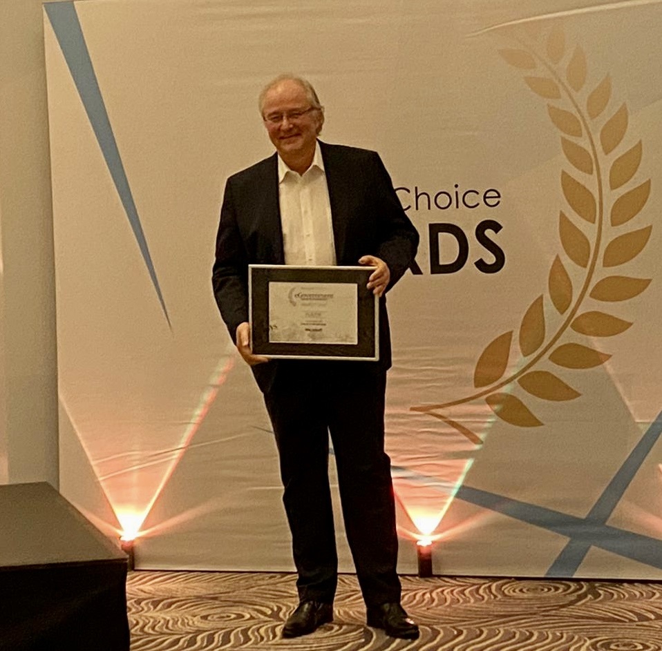 Copyright: Microsoft Deutschland – Thomas Langkabel (Microsoft) nimmt den eGovernment Platinum Award entgegen