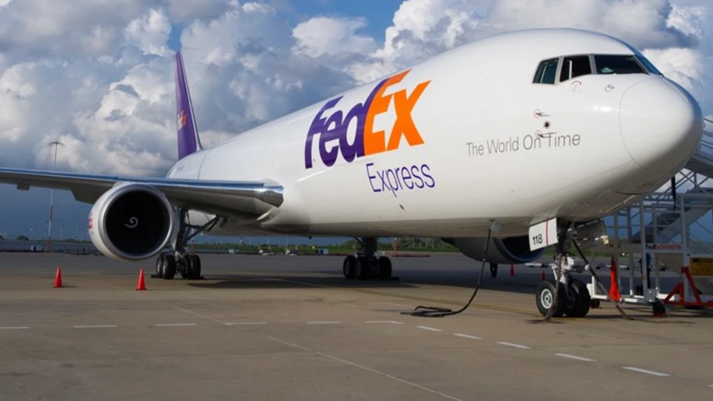 Ein FedEx Frachtflugzeug auf einem Flughafen.