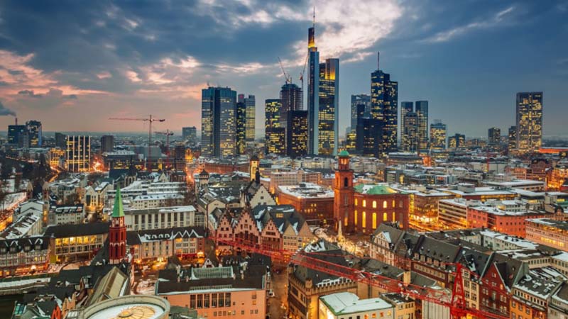 Skyline einer Stadt in der Dämmerung. 