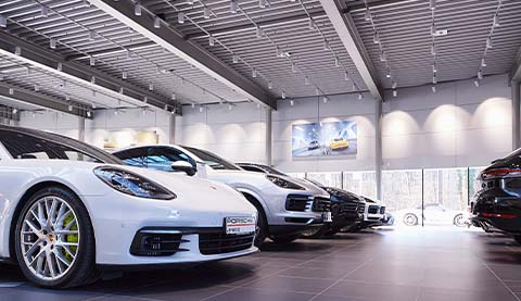 Mehrere Porsche Autos in einer Halle