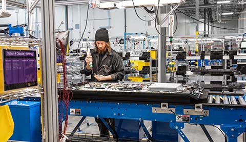 Ein Produktionsmitarbeiter an einem Fließband