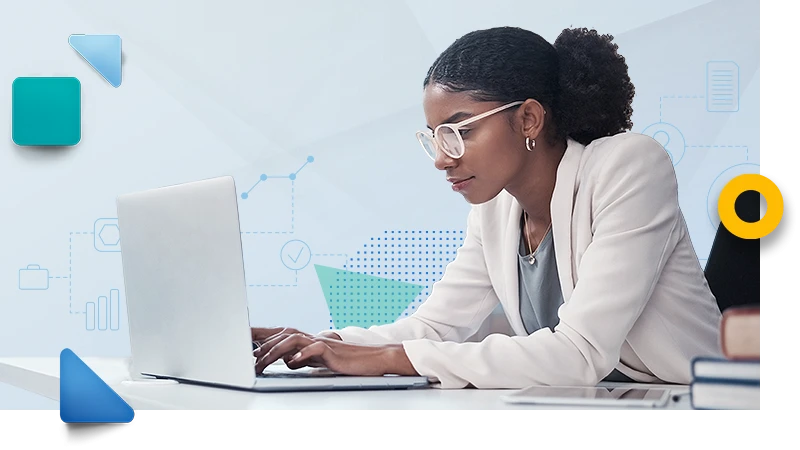 Eine junge Frau mit Brille und weißem Mandel sitzt an einem Laptop.