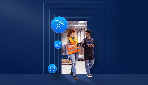 Ein Mann und eine Frau unterhalten sich beim Gehen vor blauem Hintergrund