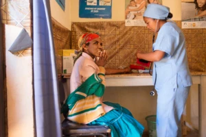 A doctor providing medical care to a patient as part of humanitarian action