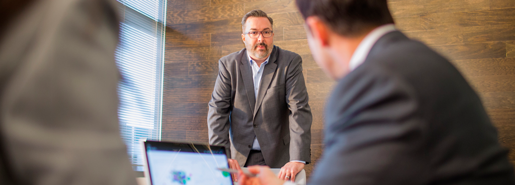 Foto de dois homens em uma empresa