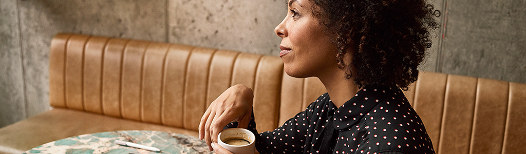 uma mulher tomando café