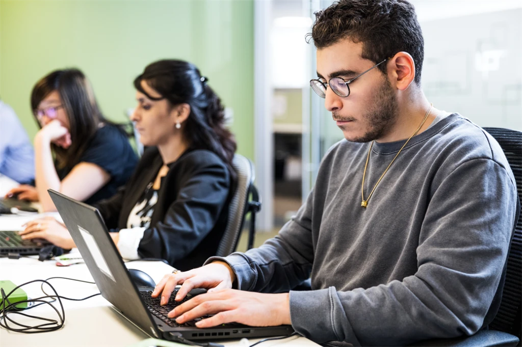 Um trabalhando em seu notebook