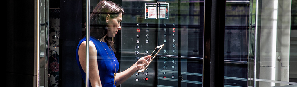 uma mulher com um tablet