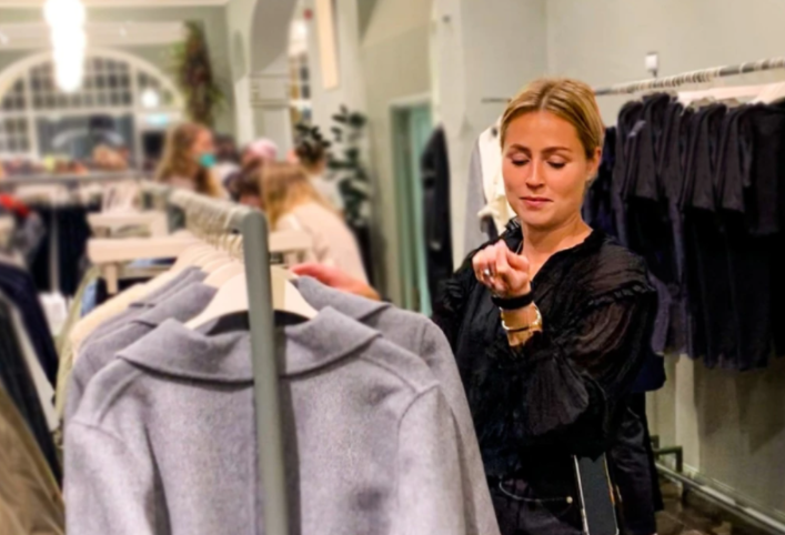 Mulher em uma loja de roupas