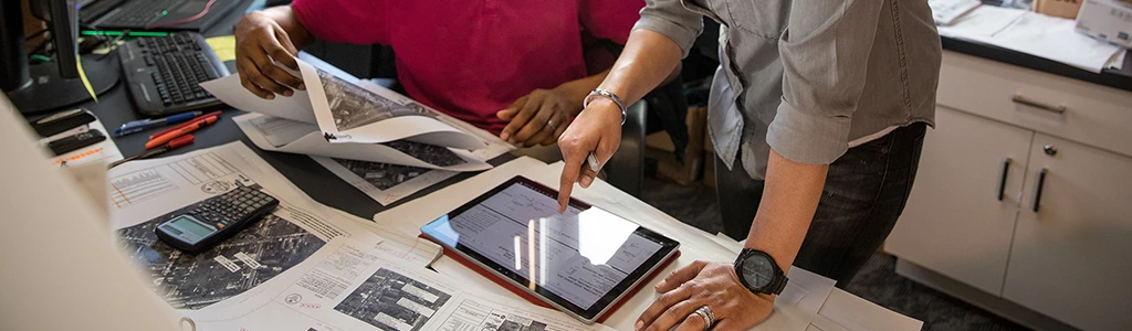 Duas pessoas dentro de um escritório