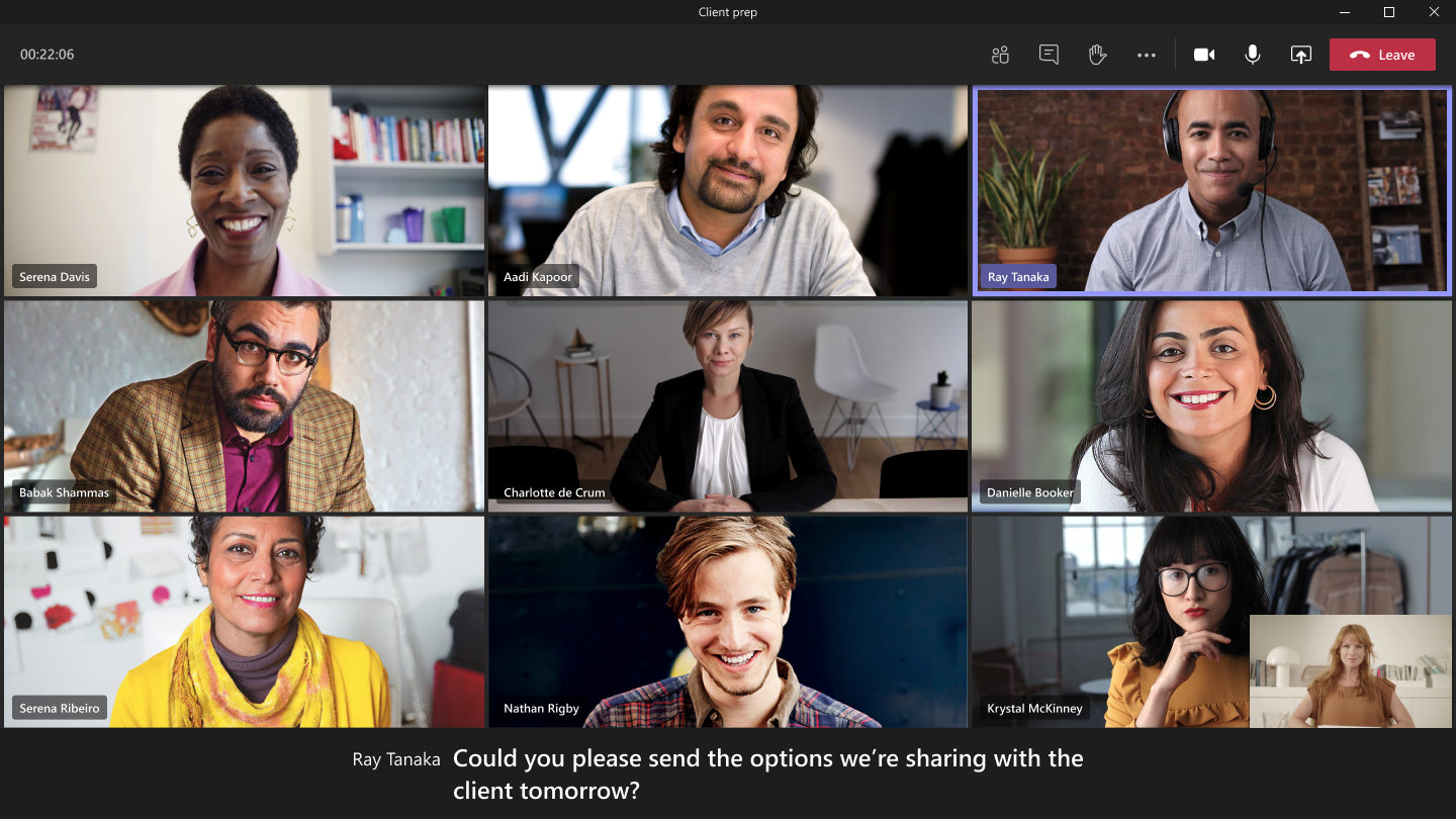 Partecipanti a una riunione di Microsoft Teams che utilizzano didascalie live per l'accessibilità.