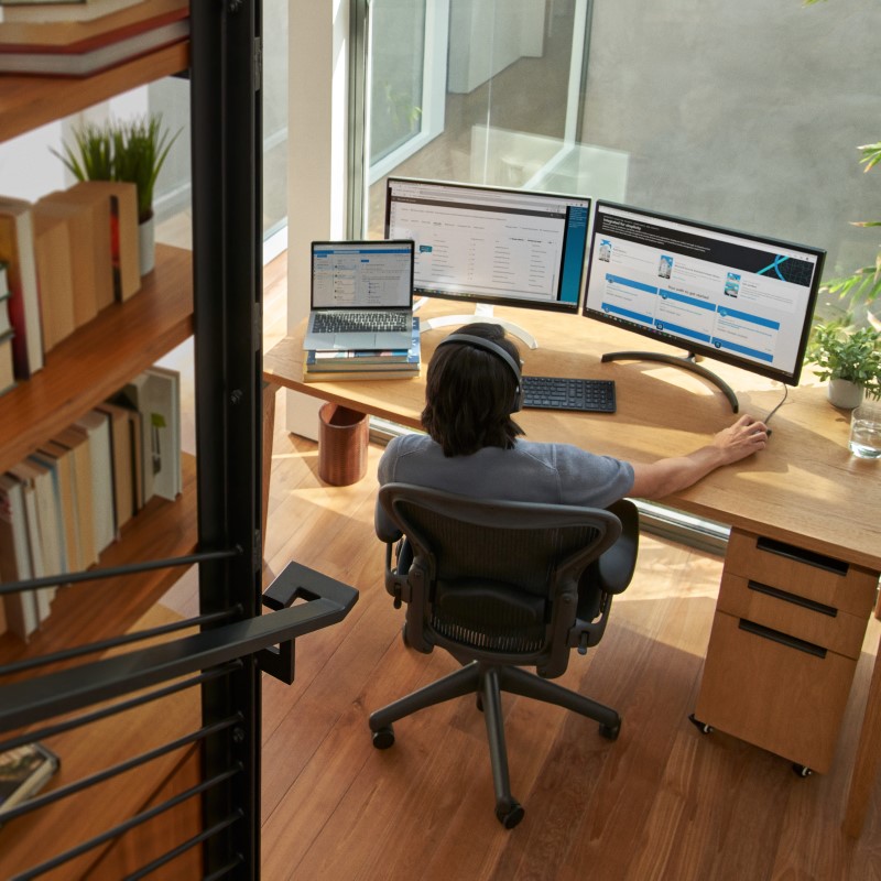 Profesional de la seguridad o trabajador de la información que trabaja desde la oficina en casa.