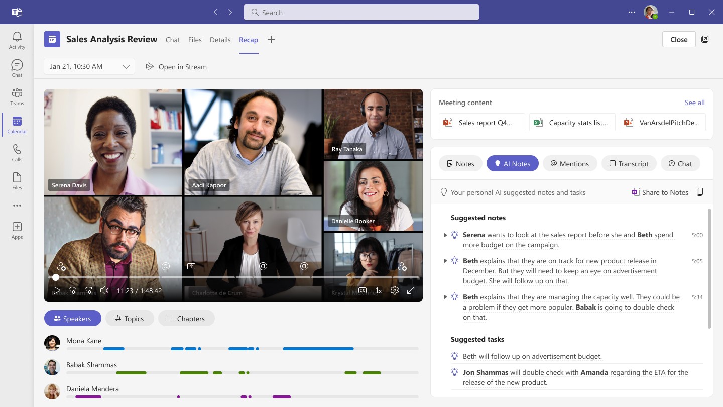 En la página de resumen de Microsoft Teams, verá el resumen de la reunión "Revisión semanal de equipos", incluida la grabación de la reunión con diferentes capítulos, los oradores con marcadores de línea de tiempo individuales de los oradores y en el lado derecho "Notas de IA", que muestra notas sugeridas y tareas sugeridas.