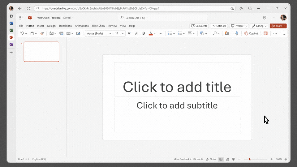 พนักงานใช้ Copilot ใน PowerPoint เพื่อเริ่มงานนำเสนอใหม่ พร้อมด้วยคำบรรยายส่วนบุคคลเพื่อบอกเล่าเรื่องราวที่ดีที่สุด