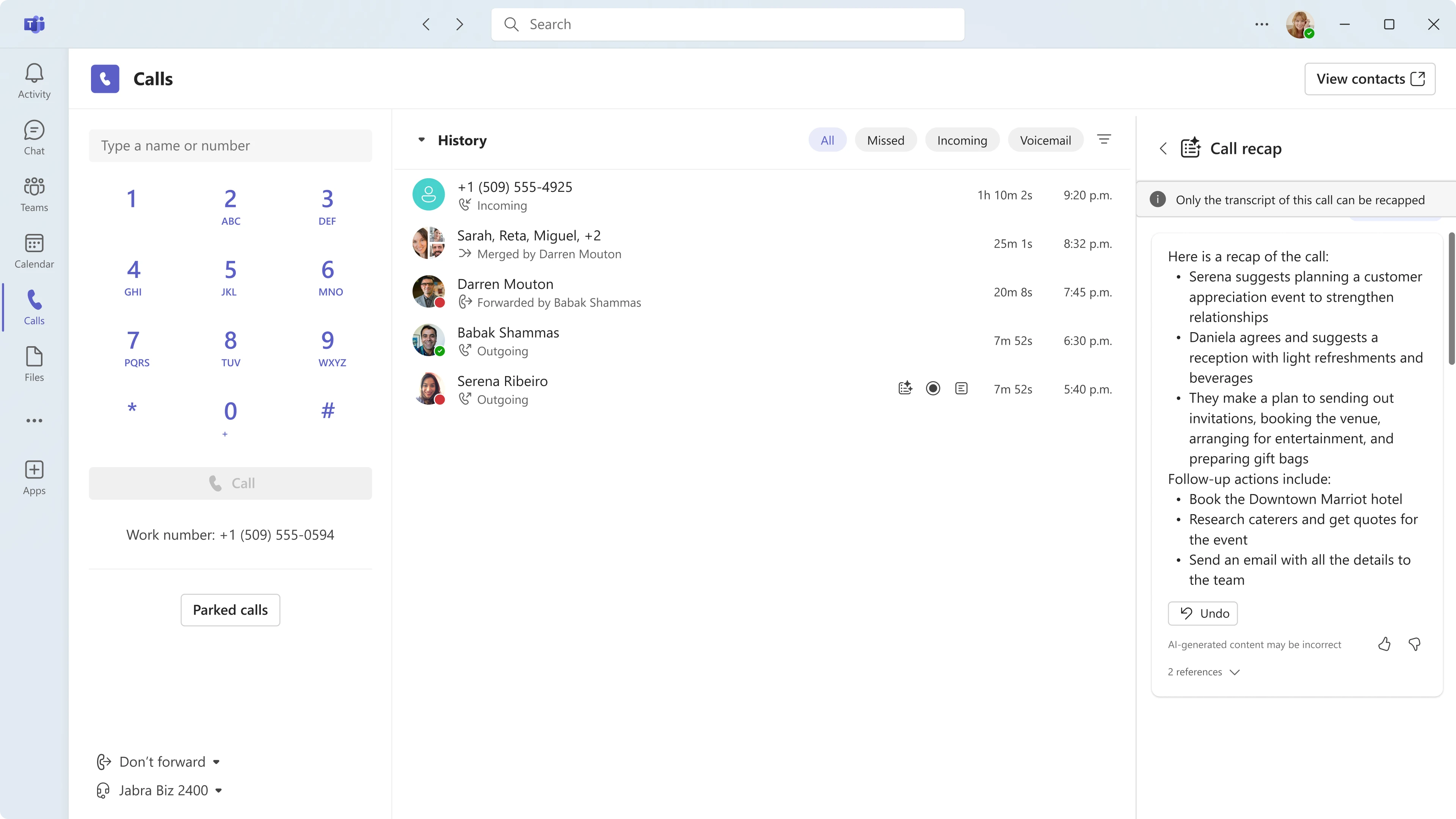 Microsoft Teams 用户界面的图像，其中通话应用程序已打开。 通话屏幕右侧会打开智能通话回顾。