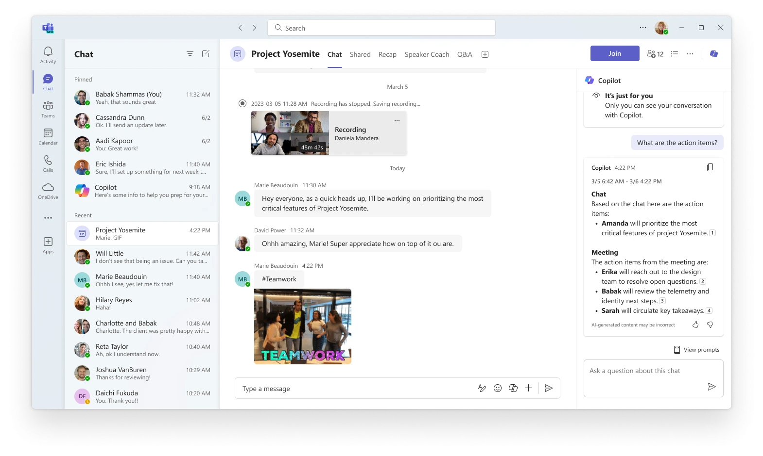 Microsoft Teams 用户界面的图像，其中打开了名为 Project Yosemite 的会议聊天。  Copilot 窗格在右侧的会议聊天中打开。