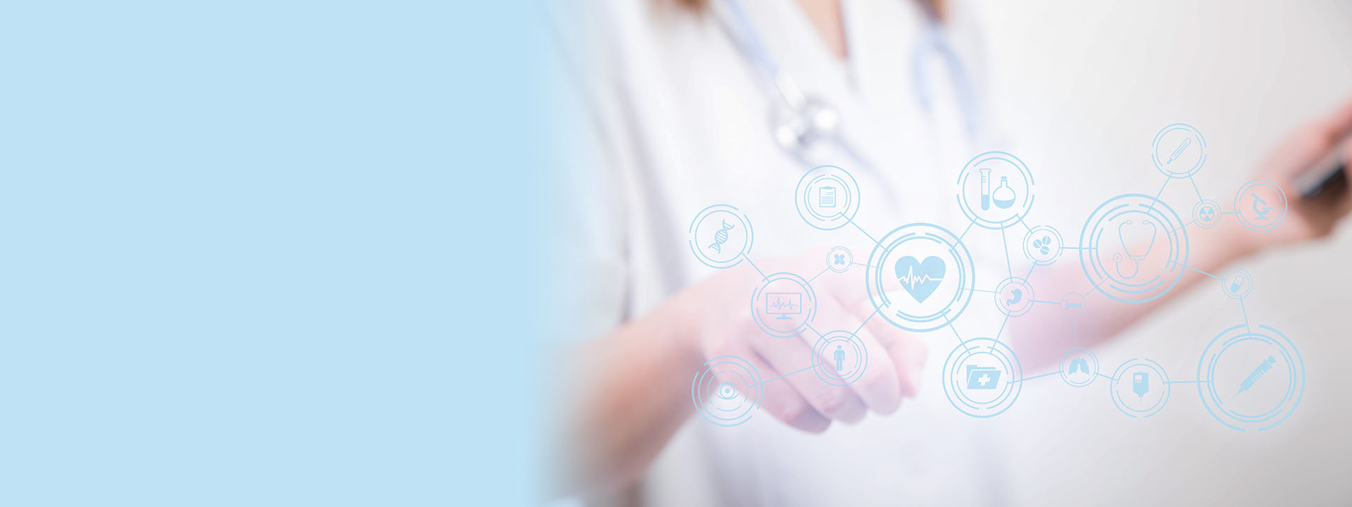 Health & Data Cloud Platform: doctor using virtual dashboard