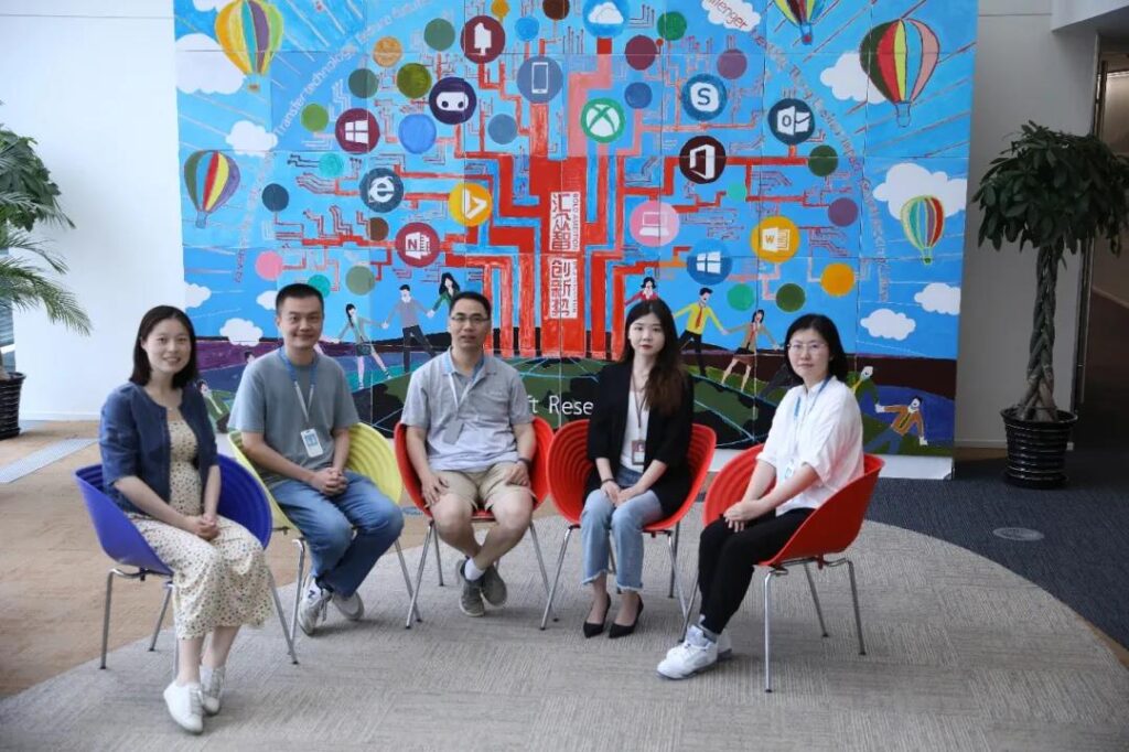 王莹(右二)与楼建光(中)、林泽琦(左二)等合影