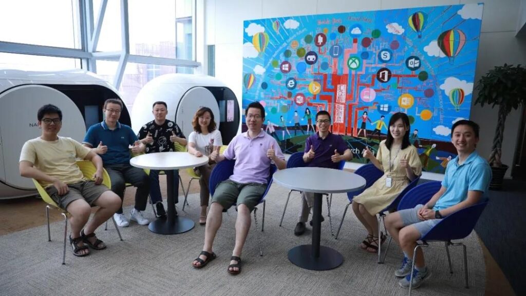 肖立与邵斌(右三)、铸星计划项目经理石贝贝(左四)及合作研究员等合影