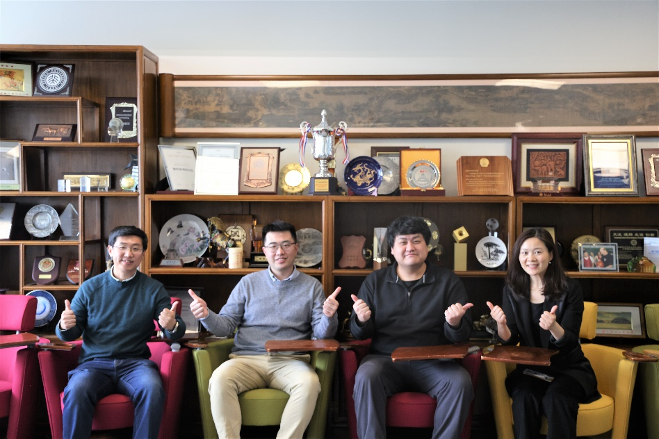 从左到右:微软亚洲研究院高级研究员韩石、中国科学院计算技术研究所助理研究员姚迪、微软亚洲研究院研究员杜仑、微软亚洲研究院资深学术合作经理孙丽君