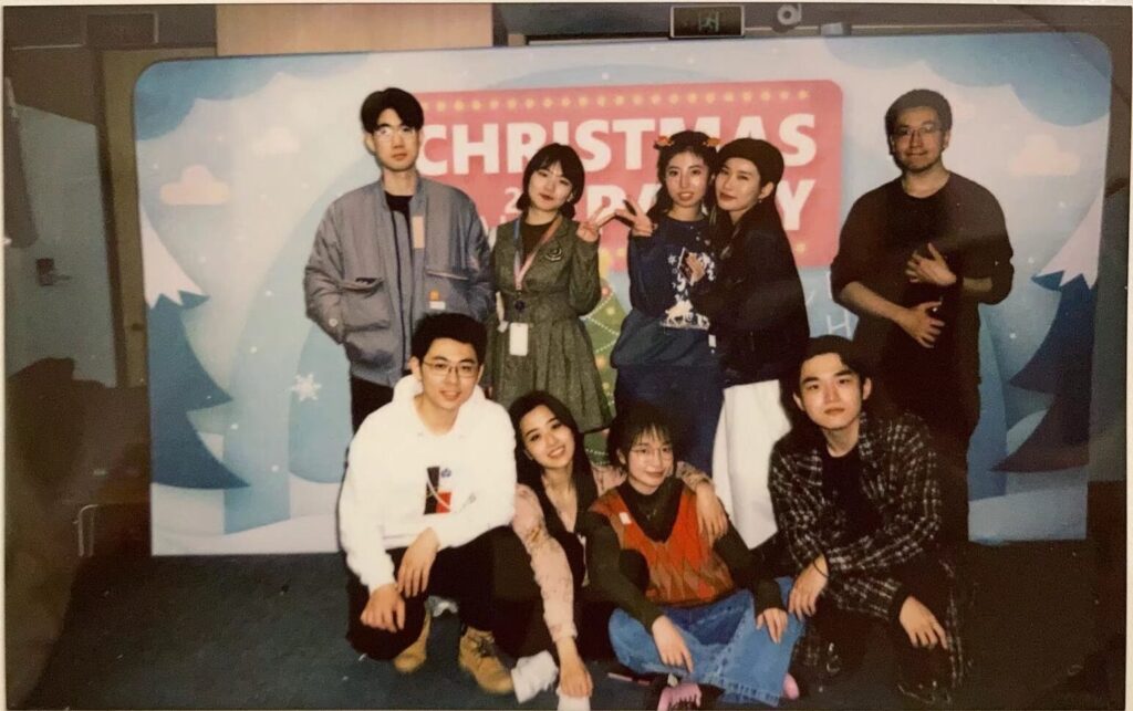 李缙（前排右一）和小伙伴们