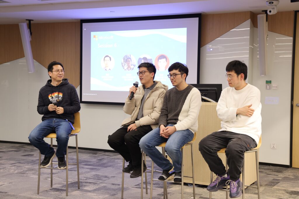 微软亚洲研究院首席研究员秦涛(左)与组内联培学生
