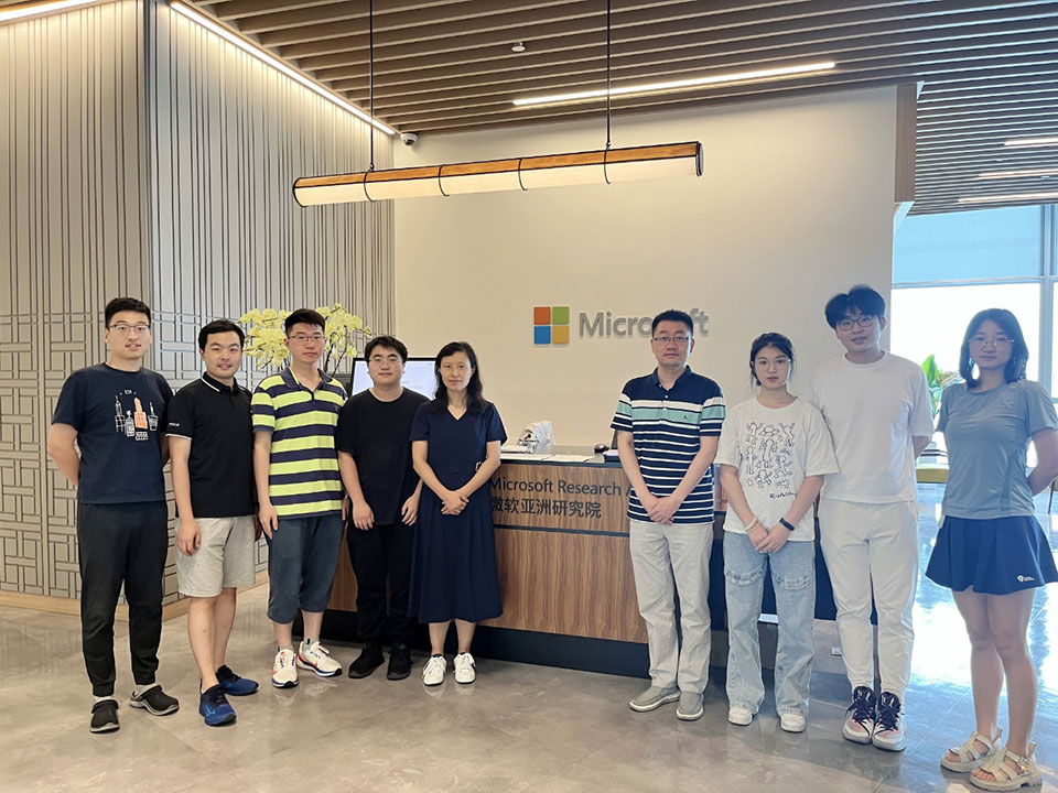 张扶桑(右四)、邱锂力(左五)研究团队合影