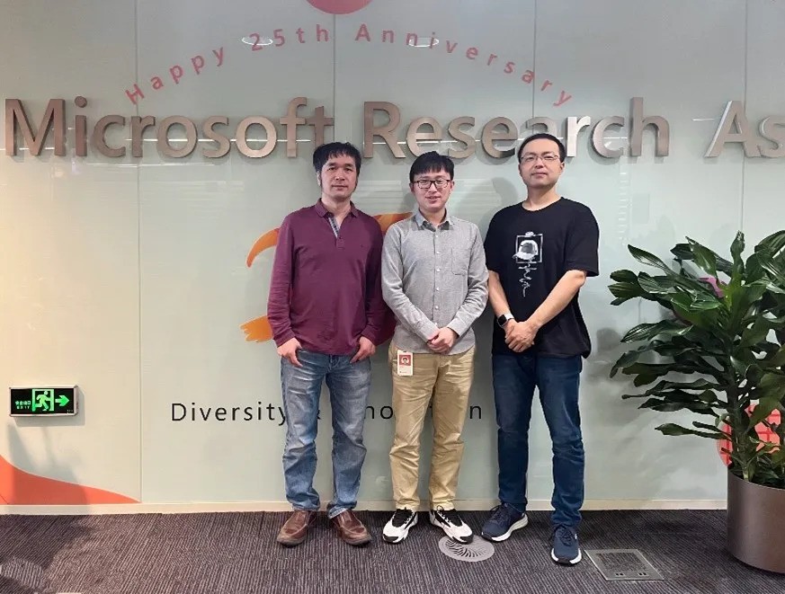 林郅琦与 mentor 苗又山（右）、杨懋（左）合影