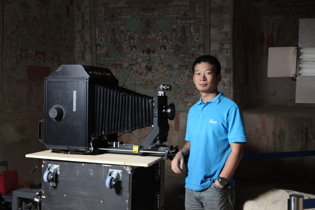 陈刚和“飞天号”相机合影