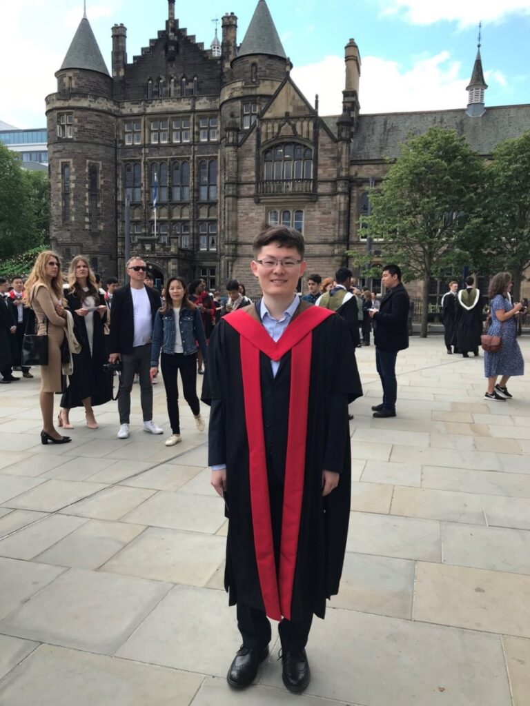 董力在爱丁堡大学博士毕业留影