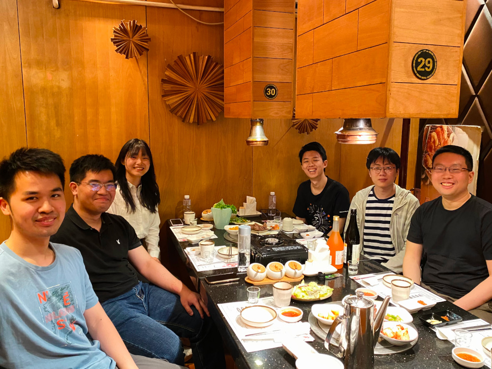 梁傑然（右一）与实习生合照