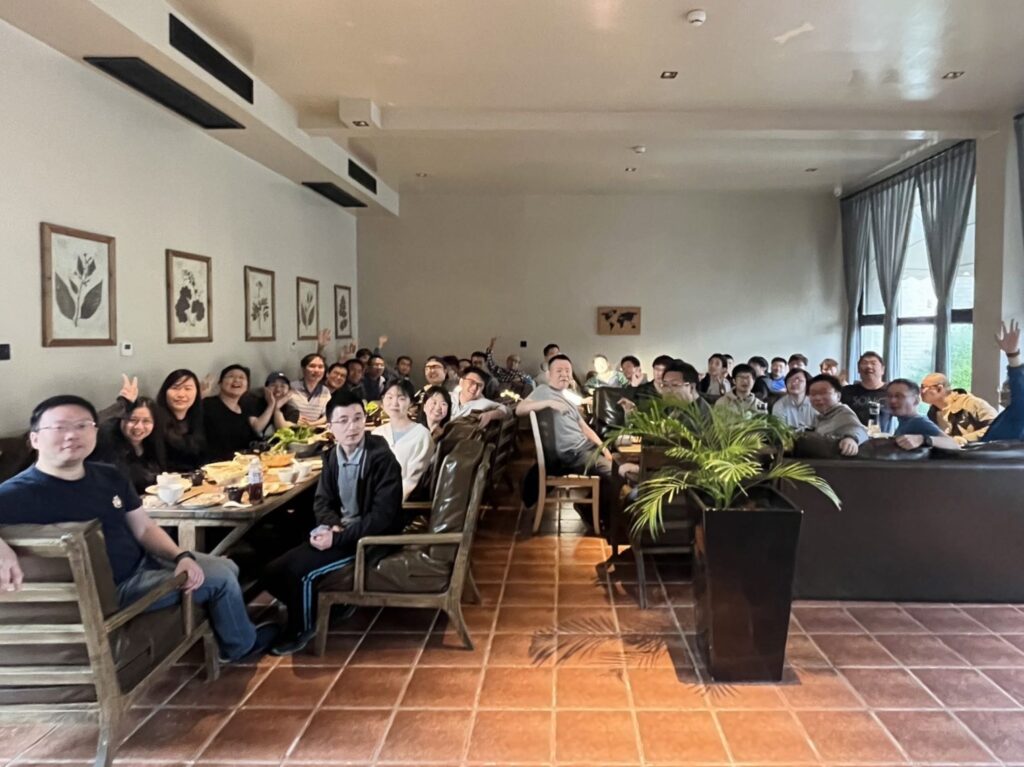 梁傑然（左一）与系统和网络研究组同事合照