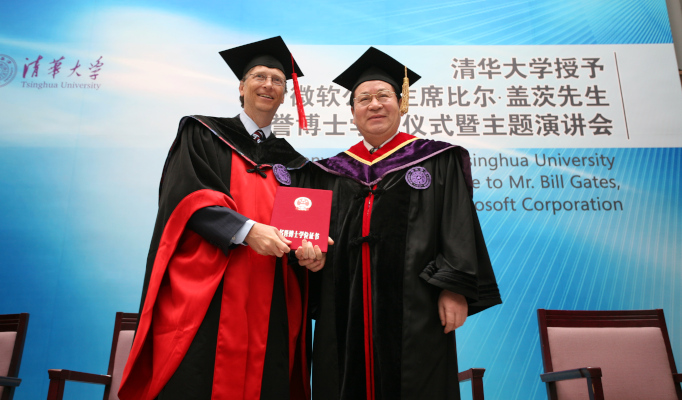 在微软亚洲研究院的协调下,微软董事长比尔·盖茨第十次访华,过程中访问了清华大学并参加了系列学术活动,接受了清华授予的荣誉博士学位。