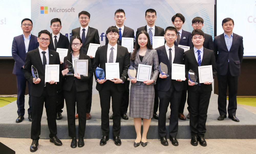 2019微软学者颁奖仪式,北京,微软亚洲研究院,2019年11月8日。右上一为微软全球资深副总裁、微软亚太研发集团主席、微软亚洲研究院院长洪小文博士;左上一为微软亚洲研究院副院长刘铁岩博士。