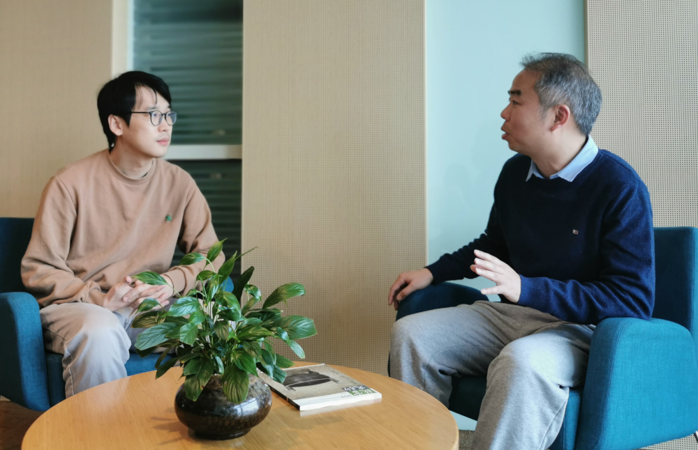 首都师范大学甲骨文研究中心莫伯峰教授(左)与微软亚洲研究院主管研究员武智融(右)