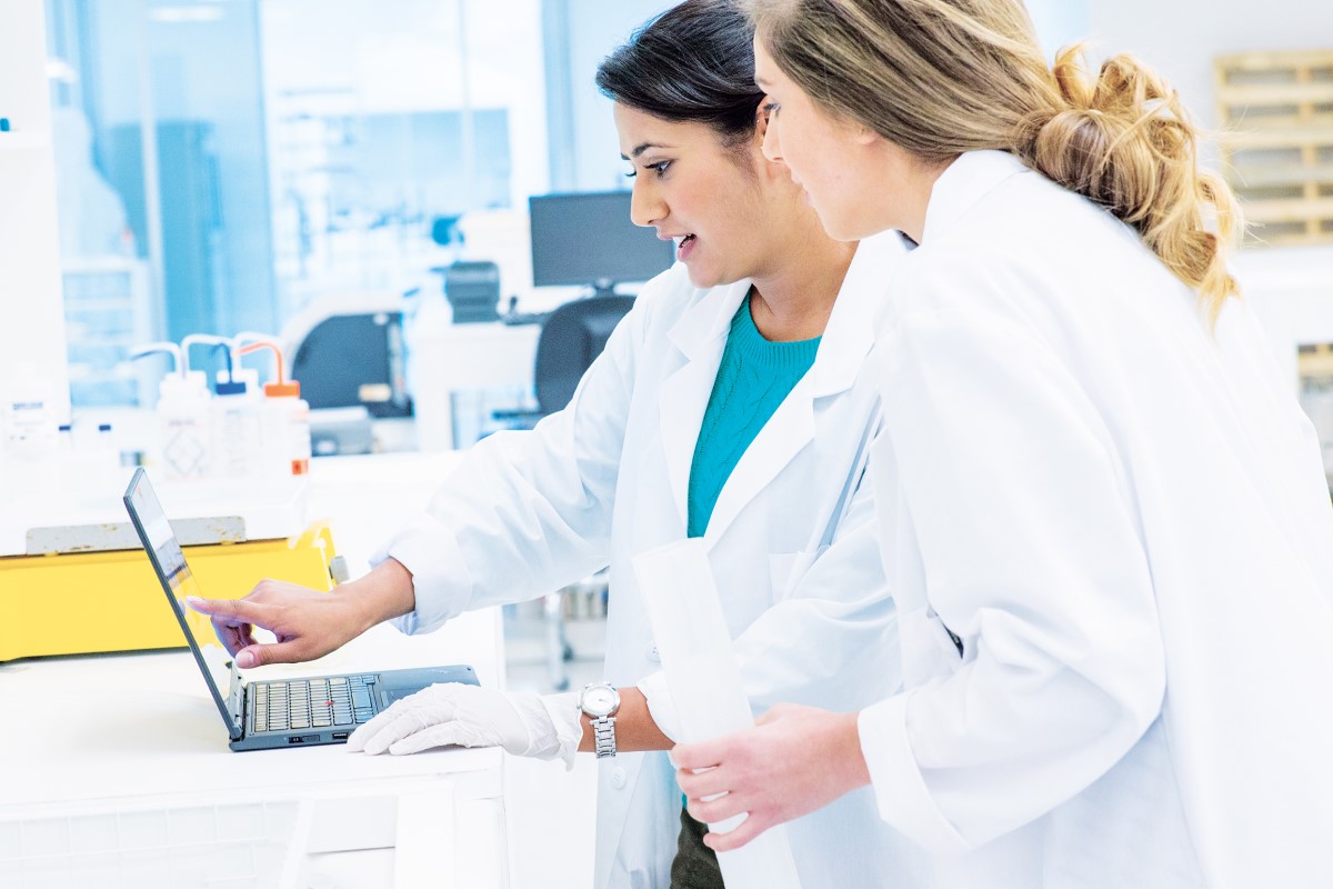 Two women working in lab.