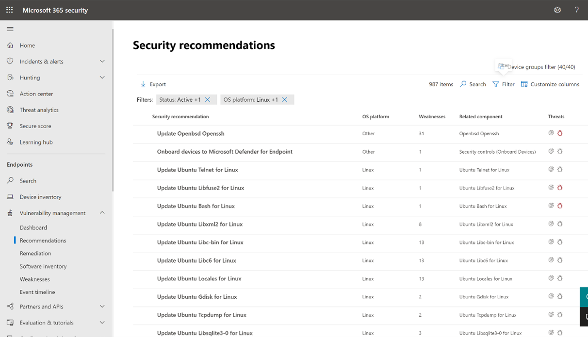 Microsoft 365 Defender コンソールの [セキュリティに関する推奨事項] ビューには、エンタープライズ IoT デバイスの推奨事項が含まれています。 IoT デバイスのファームウェアをより安全なバージョンにアップグレードするなどの推奨事項は、一般的な例です。ビューには、各推奨事項に適用できるデバイスの数とリスク レベルが表示されます。